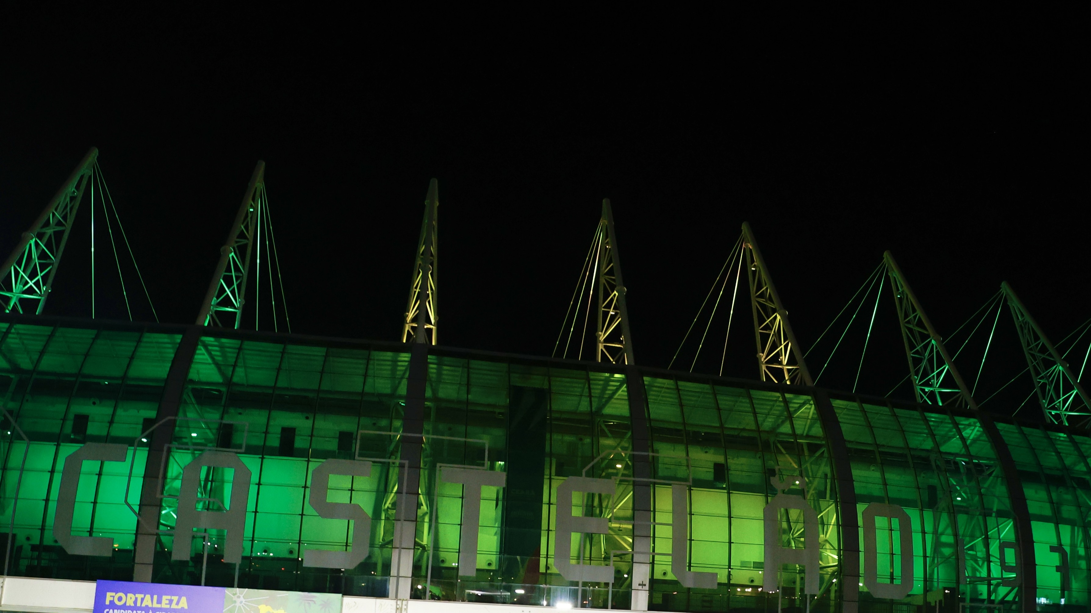 fachada do castelão iluminada de verde